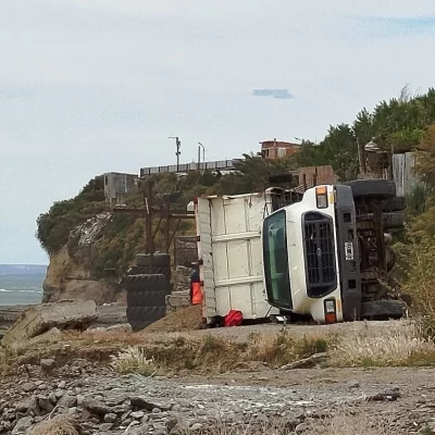 Caleta Olivia: un camión de la Municipalidad volcó en el sector de la playa del barrio Mar del Plata