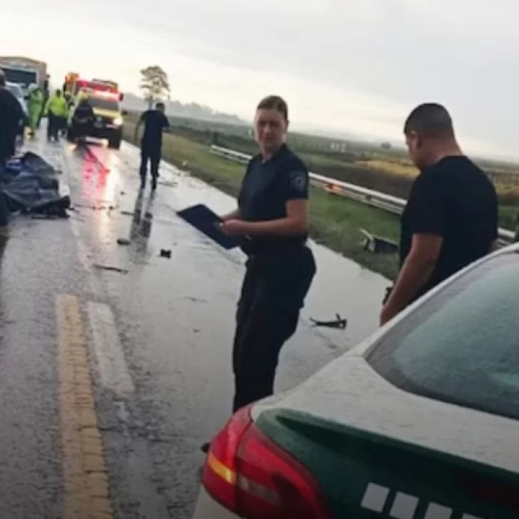 Un hombre y su hijo murieron al seguir la ambulancia de su esposa a punto de parir