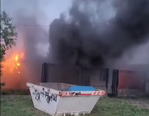 Voraz incendio destruyó una casa en Río Gallegos: la dueña rompió el vidrio con la mano para escapar y fue trasladada al hospital 