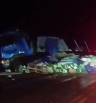 Video. Un camión cargado de cerveza volcó en Ruta 3