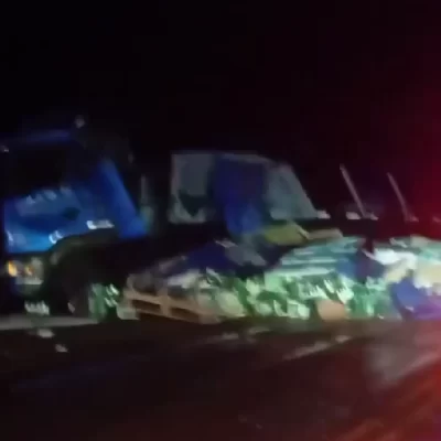 Video. Un camión cargado de cerveza volcó en Ruta 3