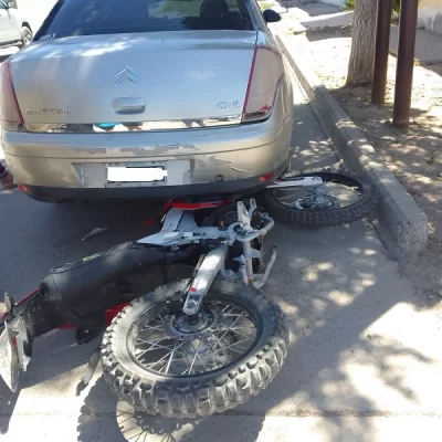 Perdió el control de su moto y chocó un auto estacionado