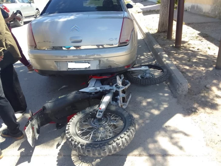 Perdió el control de su moto y chocó un auto estacionado