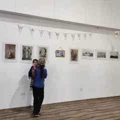 Osvaldo Mondelo donó 43 fotografías a la comunidad Kamusü Aike