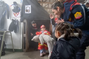 Galería. Con gran participación de los vecinos, comenzó el Paseo de la Seguridad por el 140° aniversario de la Policía de Santa Cruz