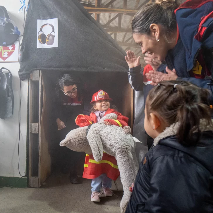 Galería. Con gran participación de los vecinos, comenzó el Paseo de la Seguridad por el 140° aniversario de la Policía de Santa Cruz