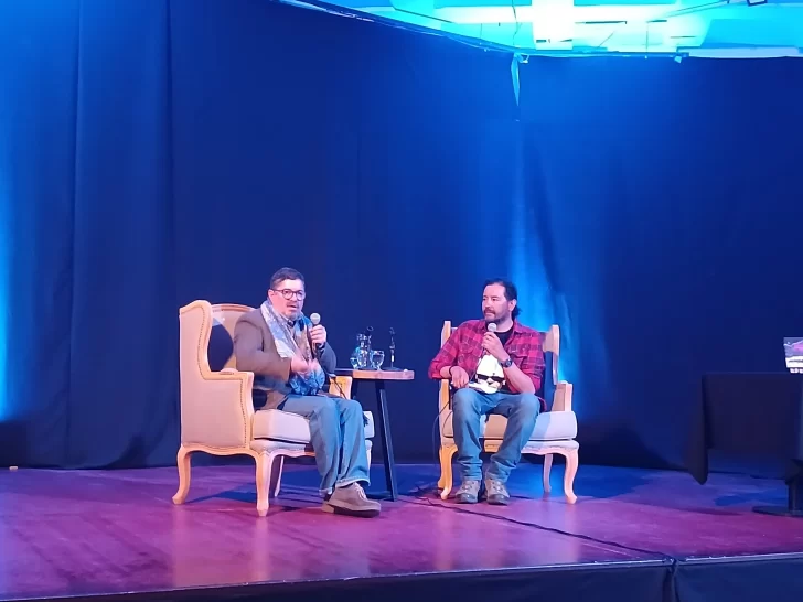 A sala llena, Pavel Oyarzún Díaz presentó “El paso del Diablo” en la Feria Provincial del Libro de Santa Cruz