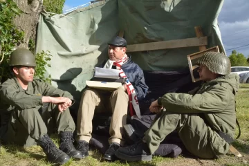 Juan Bolaños y el detrás de la recreación teatral de una foto de Malvinas: “La soberanía es la libertad del pueblo”