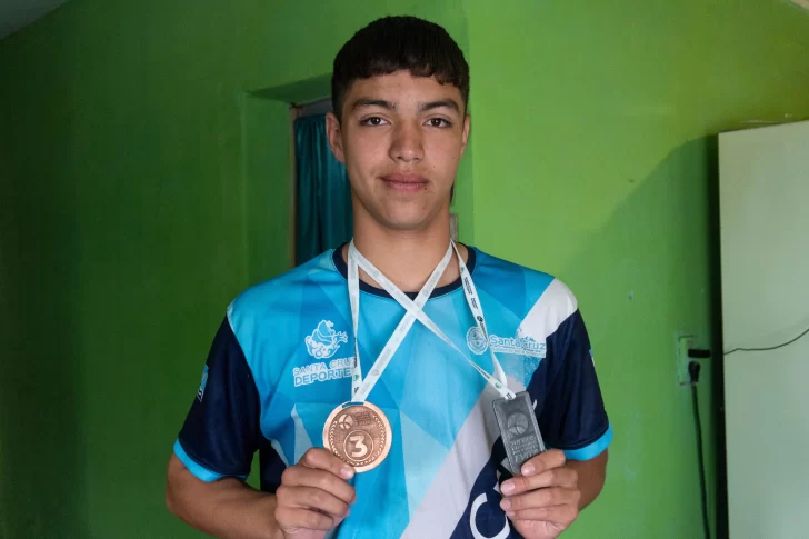 Santiago Benítez, medalla de bronce en salto en alto, comparte su experiencia en los Juegos Evita