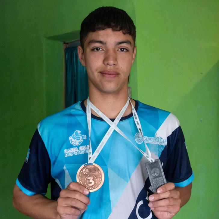 Santiago Benítez, medalla de bronce en salto en alto, comparte su experiencia en los Juegos Evita