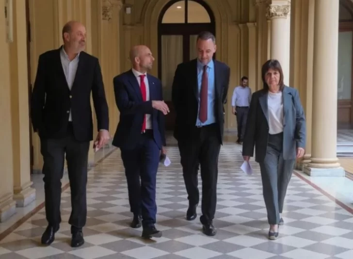 Sturzenegger-Mogetta-Adorni-y-Bullrich-en-la-Casa-Rosada-antes-de-la-conferencia-sobre-el-conflicto-en-aeropuertos.-728x534