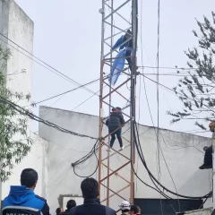 Varias mujeres se atrincheran en la antena de un canal para reclamar trabajo