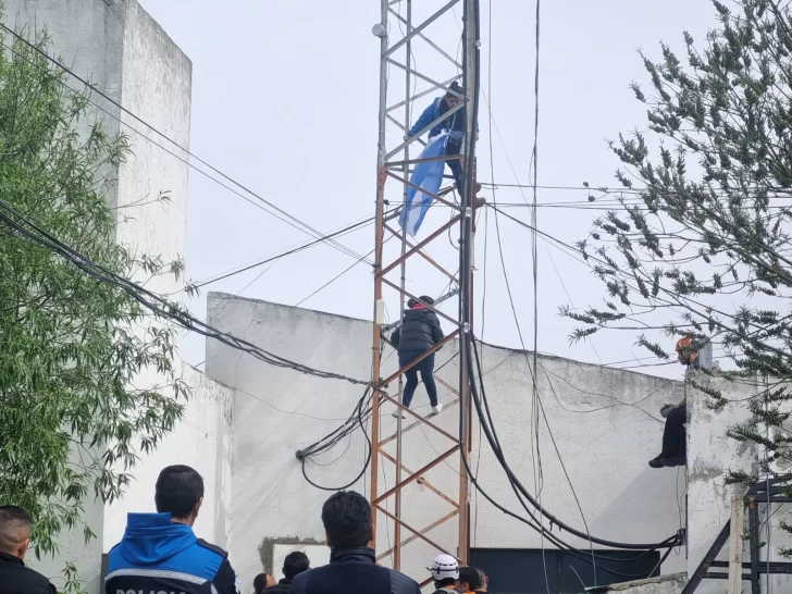 Varias mujeres se atrincheran en la antena de un canal para reclamar trabajo