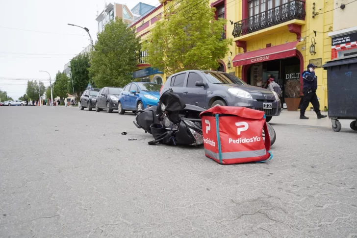 En Río Gallegos: una camioneta atropelló a un delivery en moto y se dio a la fuga