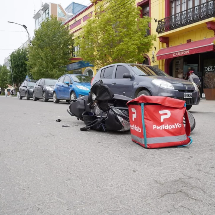 En Río Gallegos: una camioneta atropelló a un delivery en moto y se dio a la fuga