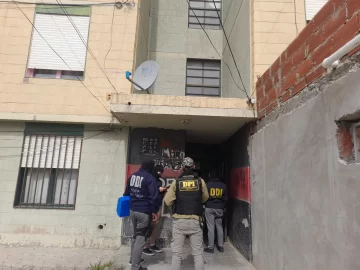 Por una causa de extorsión, allanaron una casa y comercio en Caleta Olivia