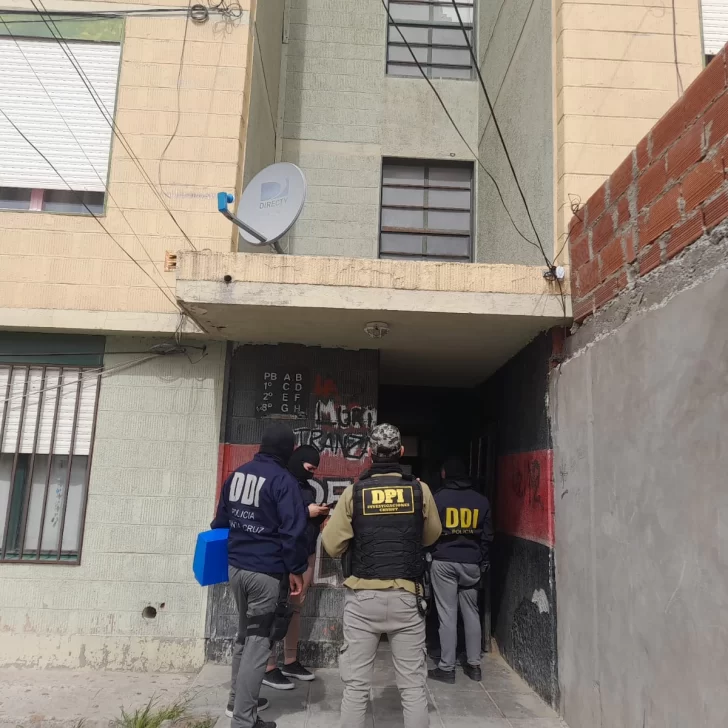 Por una causa de extorsión, allanaron una casa y comercio en Caleta Olivia