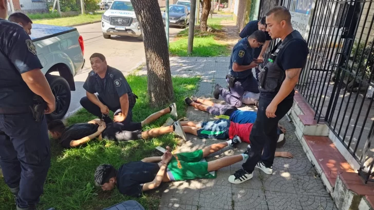 Cinco jóvenes intentaron robar un auto, los detuvieron pero quedaron libres a las pocas horas