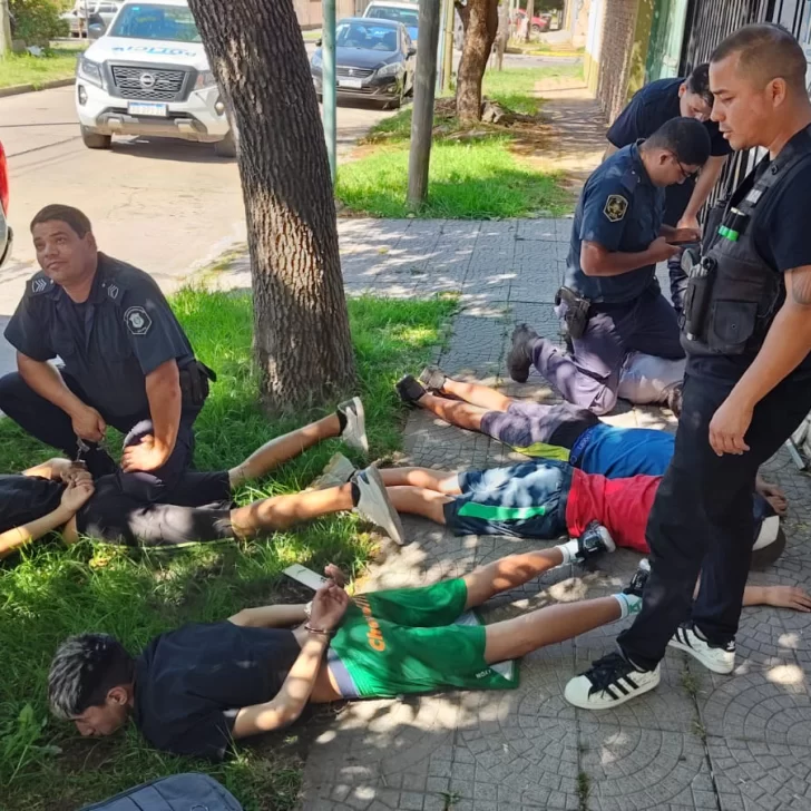 Cinco jóvenes intentaron robar un auto, los detuvieron pero quedaron libres a las pocas horas