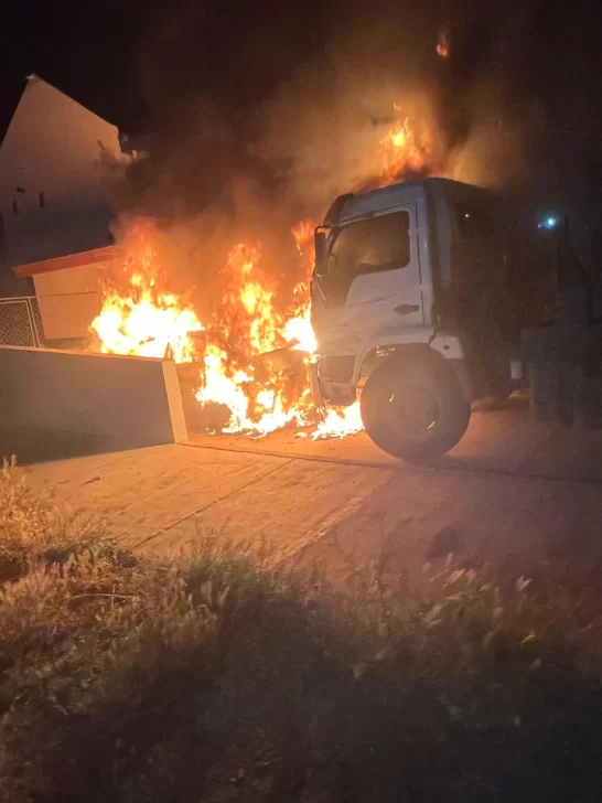 Un auto y un camión terminaron con daños tras un incendio que se registró esta madrugada