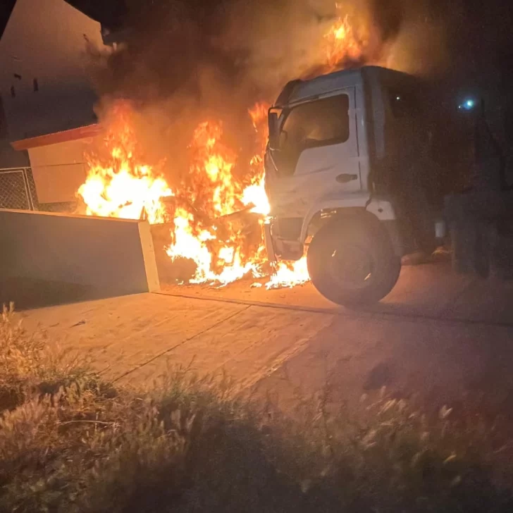 Un auto y un camión terminaron con daños tras un incendio que se registró esta madrugada