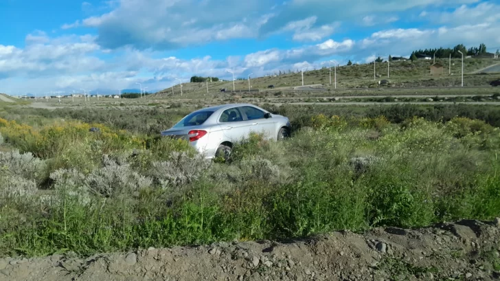 Estaba alcoholizada, perdió el control de su auto y terminó contra un montículo de tierra