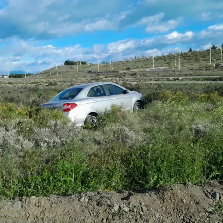 Estaba alcoholizada, perdió el control de su auto y terminó contra un montículo de tierra