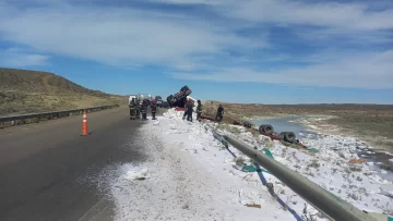 Un grupo de ciclistas se le atravesó a un camionero y terminó volcando en la ruta nacional 3