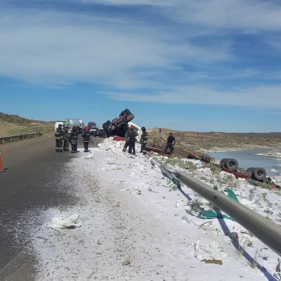 Un grupo de ciclistas se le atravesó a un camionero y terminó volcando en la ruta nacional 3