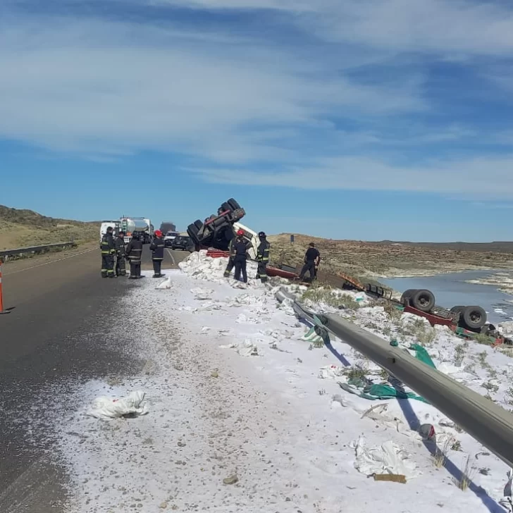 Un grupo de ciclistas se le atravesó a un camionero y terminó volcando en la ruta nacional 3