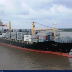 Barco con insumos para dos mineras de Santa Cruz abandonó Puerto Deseado por un conflicto salarial