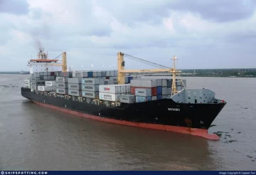 Barco con insumos para dos mineras de Santa Cruz abandonó Puerto Deseado por un conflicto salarial