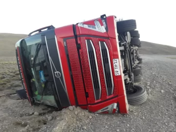 Un camión volcó en Ruta 40 y el conductor fue trasladado de urgencia al hospital