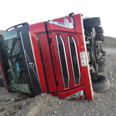 Un camión volcó en Ruta 40 y el conductor fue trasladado de urgencia al hospital