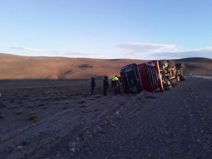 camion-volco-en-la-ruta-439-2-728x546