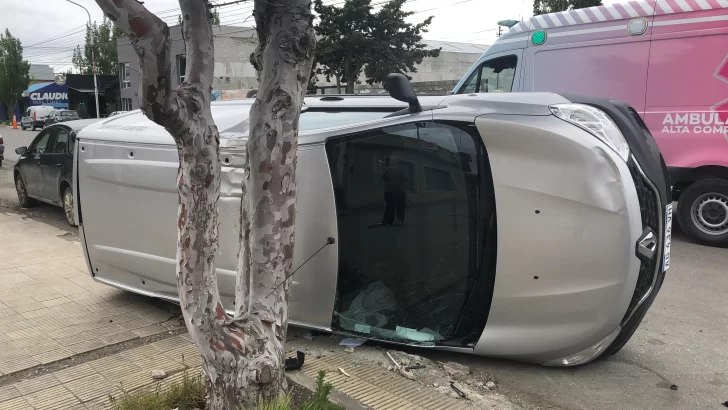 Choque e impactante vuelco en pleno centro: un hombre fue trasladado al hospital