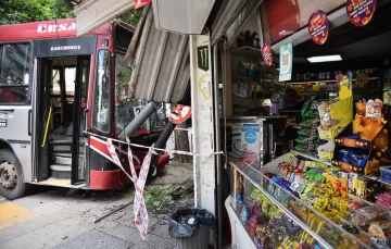 Video. Un colectivo se quedó sin frenos, atropelló a dos mujeres y chocó contra un comercio en Nueva Córdoba 