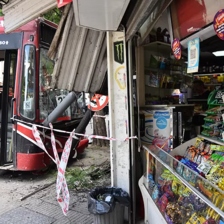 Video. Un colectivo se quedó sin frenos, atropelló a dos mujeres y chocó contra un comercio en Nueva Córdoba 