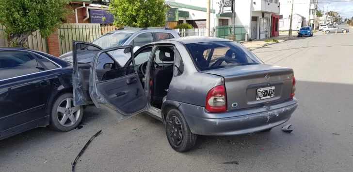 Manejaban en estado de ebriedad y chocaron dos autos estacionados