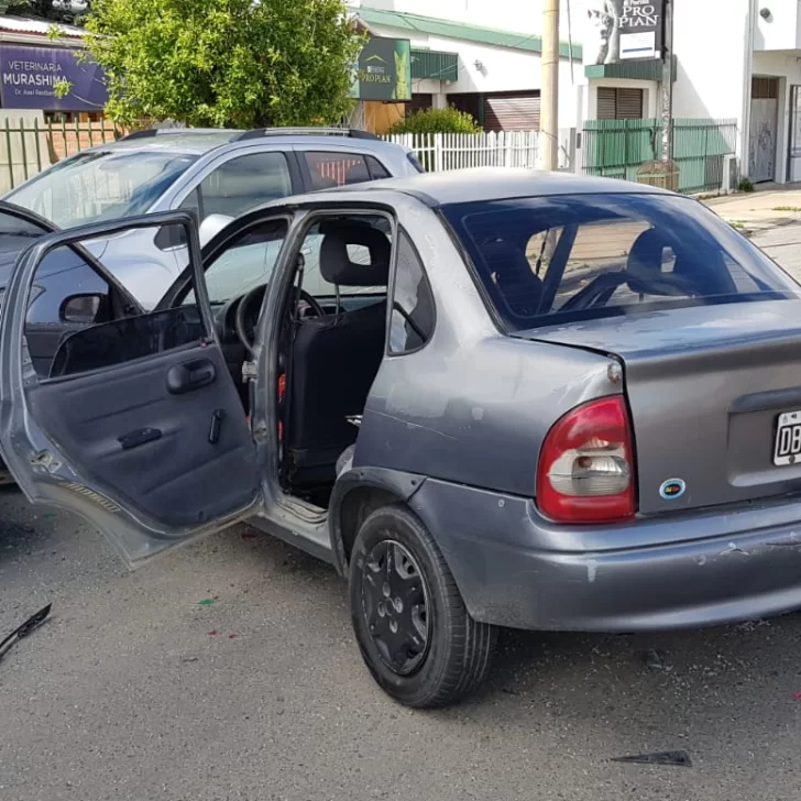 Manejaban en estado de ebriedad y chocaron dos autos estacionados