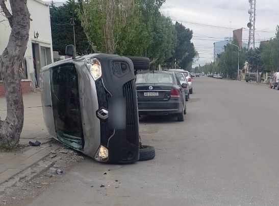 choque-y-vuelco-en-rio-gallegos-5439-2