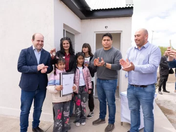 Vidal entregó viviendas en Perito Moreno: “Hoy se cumple el sueño de la vivienda propia”