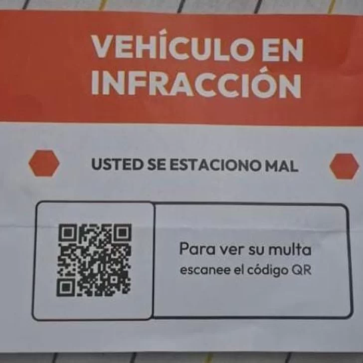 Qué son los avisos de infracción con un código QR que aparecieron en autos estacionados en Río Gallegos