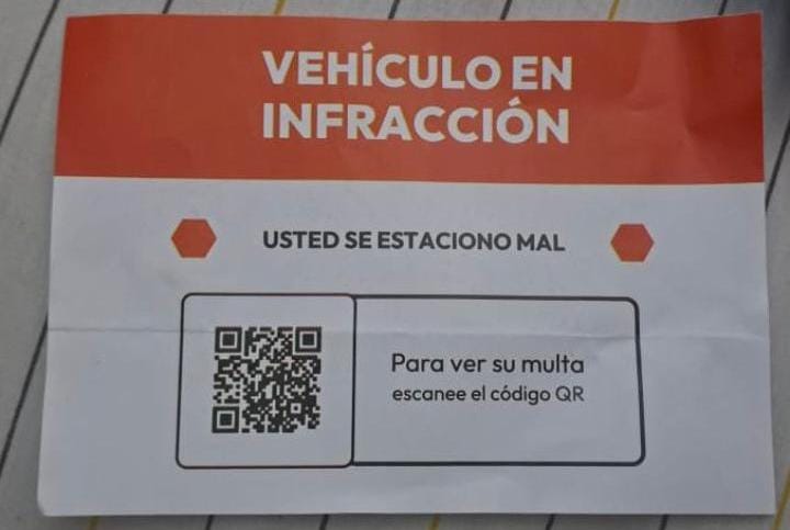 Qué son los avisos de infracción con un código QR que aparecieron en autos estacionados en Río Gallegos