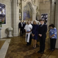 Emmanuel Macron rindió homenaje en la Iglesia de la Santa Cruz a los desaparecidos