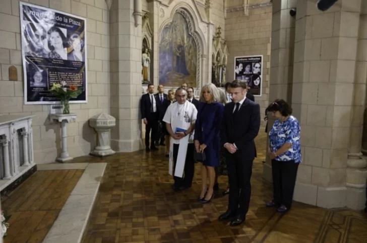 Emmanuel Macron rindió homenaje en la Iglesia de la Santa Cruz a los desaparecidos