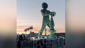 Indignación en Caleta Olivia: Ataron una torre de iluminación a los pies de El Gorosito, el monumento emblema de la ciudad