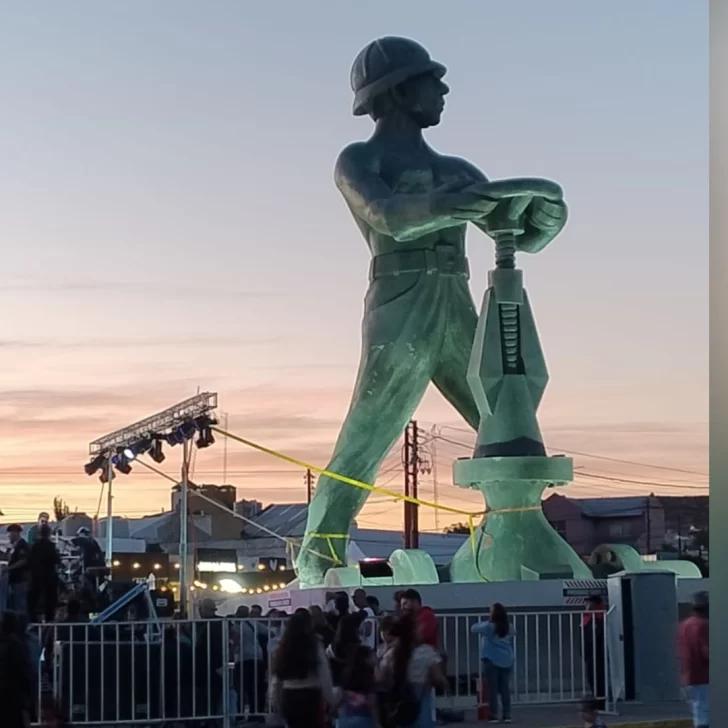 Indignación en Caleta Olivia: Ataron una torre de iluminación a los pies de El Gorosito, el monumento emblema de la ciudad