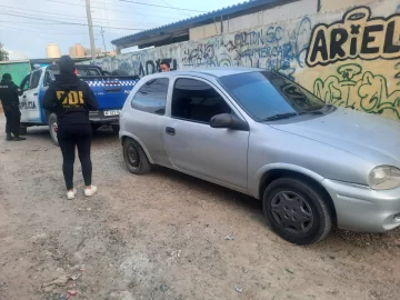 Rompieron la puerta a patadas, entraron a la casa, apuntaron con un arma a una mujer para robar y huyeron