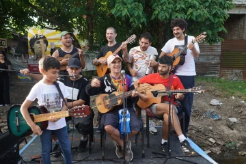 Manu Chao visitó la casa de Maradona en Villa Fiorito y brindó un recital improvisado